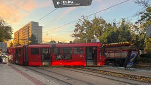 Električka po zrážke s autom zdemolovala zastávku, chodec unikol len o vlások