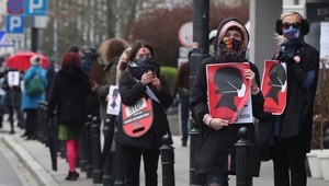 Poliaci napriek  pandémií vyšli do ulíc. Kreatívnymi  spôsobmi protestujú proti zákonu o potratoch
