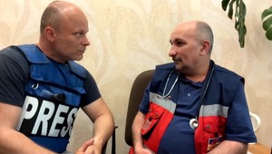 Ukrajinský lekár sa oženil s Jemenčankou a ušli pred vojnou. Teraz si ich bomby našli na Ukrajine