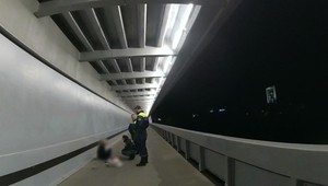 Žena chcela skočiť z mosta, zachránila ju mestská policajtka