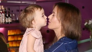 Takto NIE, vyzeráš staro! Manželku známeho speváka skritizovali kvôli novému účesu