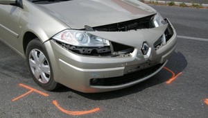 V pravotočivej zákrute nezvládol riadenie, vletel do protismeru a nabúral do vodiča idúceho oproti. Pri dychovej skúške nafúkal