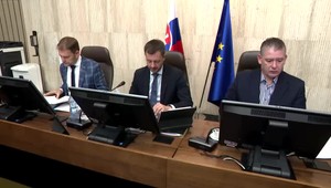 Čakanie na vládne opatrenia na zmiernenie energokrízy začína pripomínať Čakanie na Godota