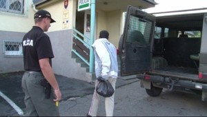 Taxikár a jeho tajný biznis. V kufri prevádzal migrantov