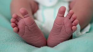 Dvanásťročné dievča, ktoré porodilo v Karlových Varoch, bolo znásilnené