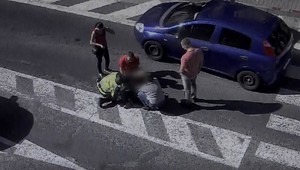 Zrážku auta s malým chlapcom zachytili policajné kamery. Vodič tvrdí, že mu vbehol do cesty
