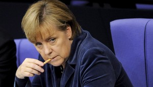 VIDEO: Čašník- babrák oblial Merkelovú pivom