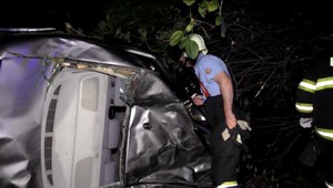 Po náraze do stromu, skončili dvaja muži v nemocnici. Hasiči si ale pri aute všimli detskú topánku