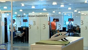 NAKA zasahovala v klientskom centre, zadržali jednu osobu