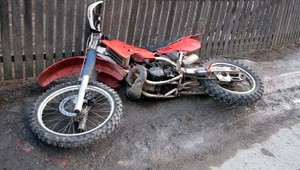 Opil sa, sadol na motocykel a zrazil troch chlapcov!