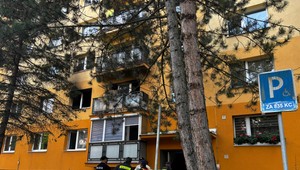 Požiar bytu na sídlisku Vlčince: Muža odviezli do nemocnice, dve ženy sa nadýchali splodín