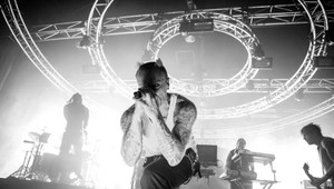 Tisíce fanúšikov, pivo, veľkoplošné obrazovky. Na pohreb frontmana The Prodigy prišla aj ONA