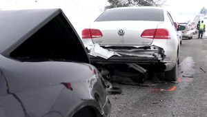 Vodič neubrzdil na klzkej ceste, deti previezli do nemocnice