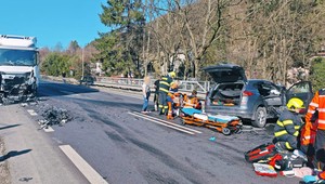 Nákladné auto narazilo do osobného vozidla. Dopravu riadila polícia