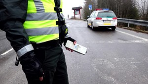 Turisti odchádzajú zo Štrbského Plesa s obvineniami: Opití kopali, bili a prepichli gumy auta správcovi