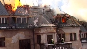 Národná kultúrna pamiatka v plameňoch.  Podľa hasičov mohol niekto podpáliť kuneradský zámok úmyselne