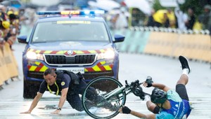 Fanúšik sa zahral na pretekára. Vtrhol na trať a chcel „vyhrať“ Tour de France