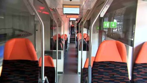 Útok vo vlaku: Dievča s pripnutou dúhovou stužkou mal kopnúť do hlavy agresívny futbalový fanúšik