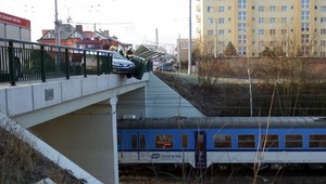 Dostala šmyk a prerazila plot na moste. Auto ostalo visieť nad železnicou