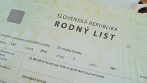 Matku mesačného chlapca mala svokra vyhodiť z domu. Súd rozhodol v spore rodičov