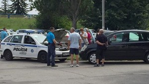 Pomáhať a chrániť: Pieštanskí mestskí policajti pomohli štartovacími káblami