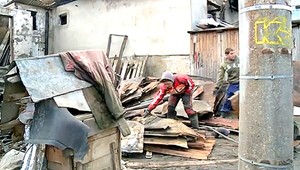 V osade, kde prišlo o strechu nad hlavou vyše 100 ľudí, rátajú škody