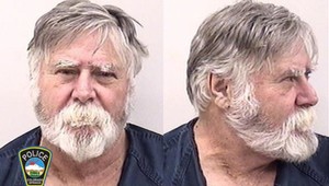 Muž s bradou vylúpil banku. Peniaze na ulici rozhadzoval a pritom želal veselé Vianoce