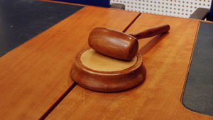 Matka týrala syna 30 rokov a brutálne ho zmrzačila. Dostala podmienku