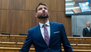 PS chce odvolávať Šutaja Eštoka hneď, ako vláda získa dôveru v parlamente