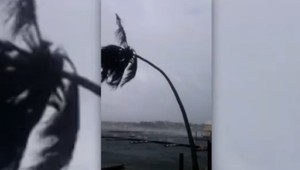 VIDEO: Na exotický raj Bermudy sa valí hurikán. Leteckú dopravu zastavili, ľudia sú bez elektriny