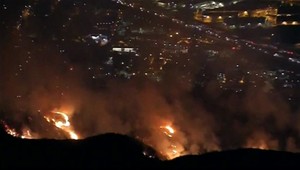 VIDEO: Los Angeles zažíva najväčší požiar v histórii. Zhorelo viac ako dve tisíc hektárov lesa
