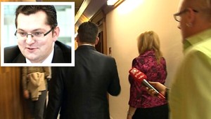 ZÁZNAM. Poliačik doniesol drogy, Kolesík takto utekal