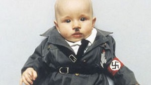 Umelkyňa šokovala snímkami dcérky v uniforme Hitlera