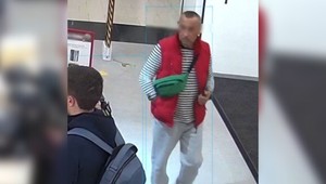 Počítač si vložil do bundy a ušiel. Poznáte muža na fotke?