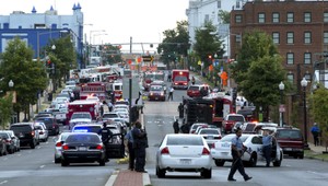 Veliteľstvo námorníctva USA pod paľbou, najmenej 7 mŕtvi