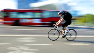 Polícia radí: Ako má správne šofér obehnúť cyklistu
