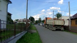 Chlapec sa zľakol psa a odskočil do stredu cesty. Zrazil ho nákladiak