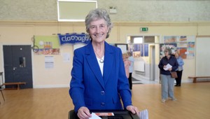 Novou prezidentkou Írska bude Connollyová, Humphreysová priznala porážku