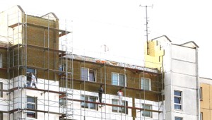 Nehoda pri zatepľovaní! Z okna na 7. poschodí vypadla starenka (†81)