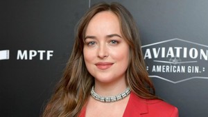 Obliekli by ste sa na červený koberec ako Dakota Johnson? Pozrite sa na tento netradičný kúsok!