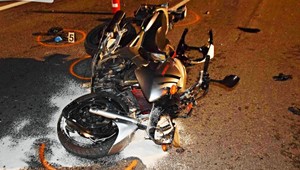 Strašná zrážka motocykla s autom: Dvoch zranených zavinilo porušenie zákona