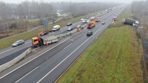 Kamión zachytil auto a zdemoloval betónové zvodidlá. Silný náraz ho odhodil do priekopy