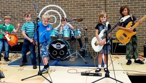 VIDEO. Zoe (8) hrá na gitare ako profesionálka