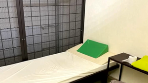 Muž sa pokúsil obesiť na kúsku oblečenia v policajnej cele. Prežil vďaka zásahu policajtov