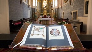 Nahliadnite do unikátnej knihy: Toto je luxusná RODINNÁ BIBLIA