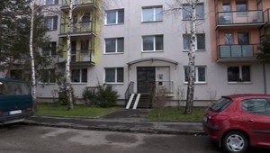 Na policajtov zaútočil nahý muž. Mali čo robiť, aby ho spacifikovali