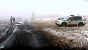 Na kraji cesty našli mŕtveho, sporo odetého muža