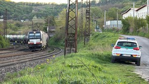 Vlak zrazil 2 osoby. Žena na mieste zomrela, muž z miesta ušiel