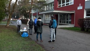 Judita je obžalovaná z vraždy spolužiaka. Pred gymnáziom, ktoré sa za ňu zaručilo, sa zišli aktivisti