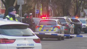 Ozbrojený muž sa zabarikádoval v byte. Pri zásahu postrelil policajta